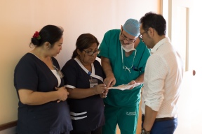 Cirujanos Dr. Dino Ibaceta y Dr. Marcelo Fonseca (derecha) junto a Pamela y Miryam Vizcarra.
